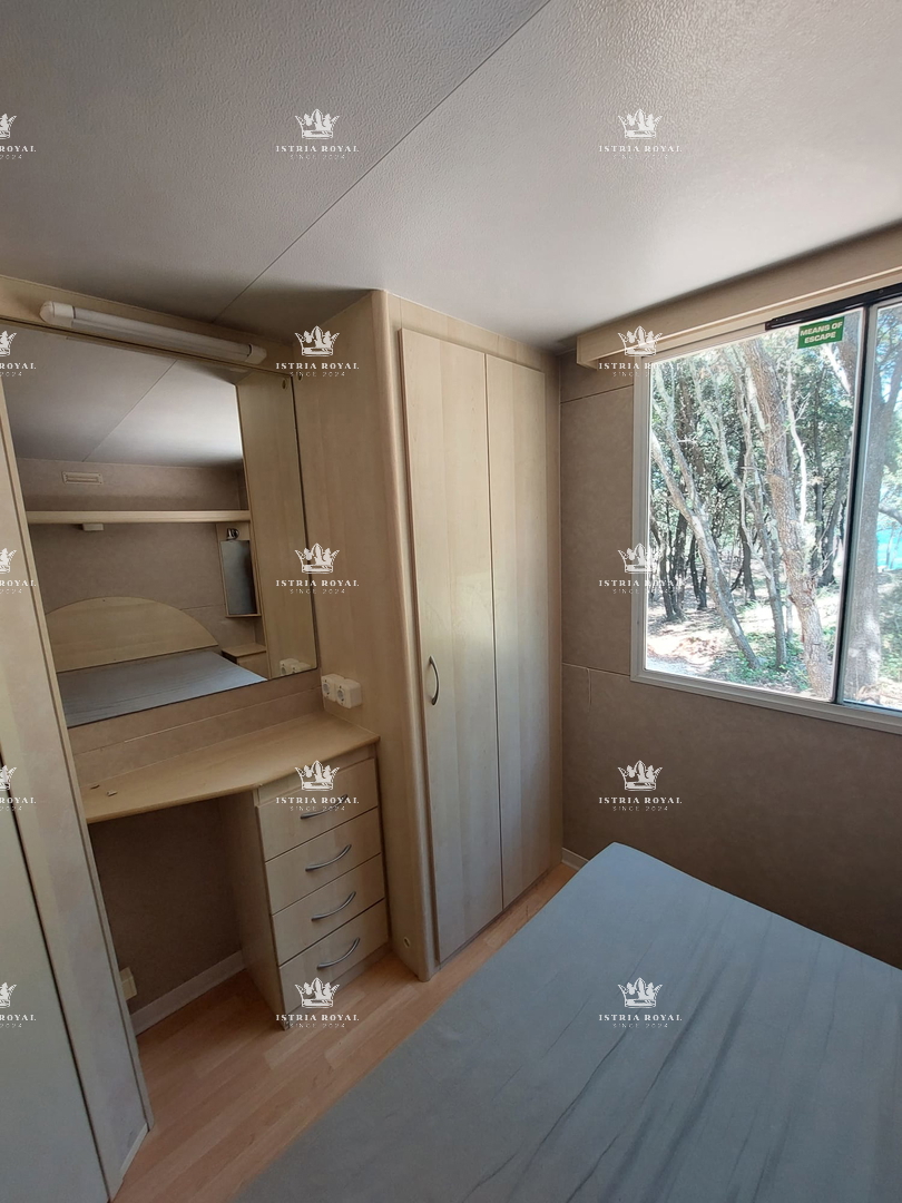 Dve urejeni parceli z mobilnimi hišicami – 30 sekund od plaže – vrhunska naložba v Istri